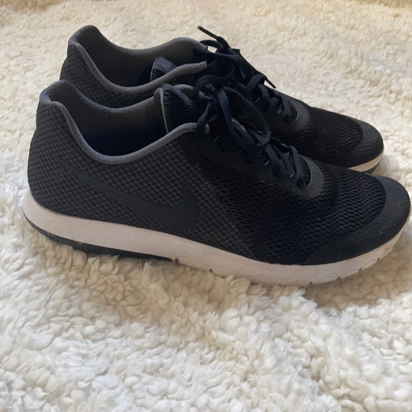 Men’s Nike Athletic Shoe - Picture 2 of 4